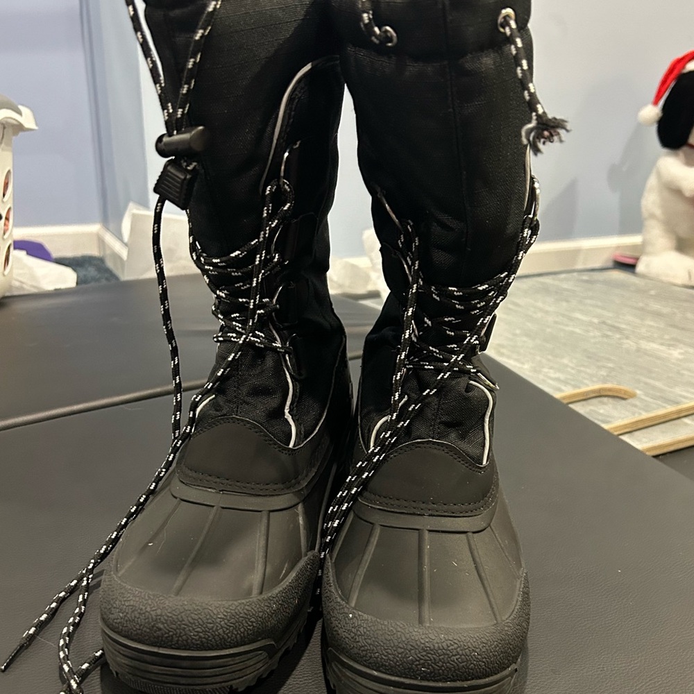 Aleader black 3M insulated snow boots size men’s 9 (ladies 7-1-2)